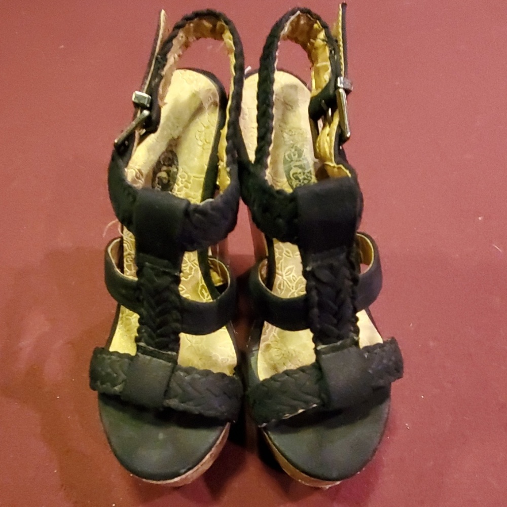 Black wedges